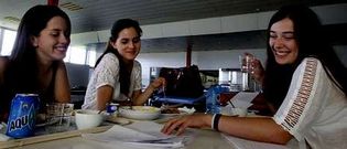 Marcela, Mercedes y Mar�a se ponen al d�a, despu�s de las vacaciones, en el comedor de la Facultad de Filolog�a y Traducci�n.