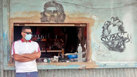  Un vendedor de art�culos de fontaneria espera clientes en su puesto de La Habana  