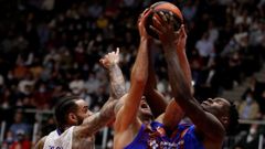 Calathes y Hayes disputan un bal�n con el jugador del Real Madrid Jeff Taylor