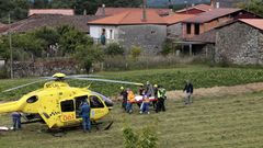 Momento en que el obrero herido es trasladado en camilla al helic�ptero del 061
