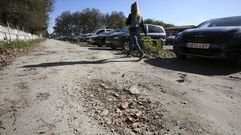Uno de los socavones existentes en el acceso al aparcamiento desde la avenida do Rei