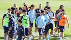 Jugadores y cuerpo t�cnico del Celta, en un entrenamiento en la Cidade Deportiva Afouteza.