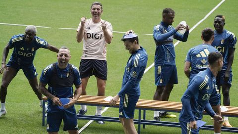 Los jugadores del Real Oviedo durante el entrenamiento realizado este viernes, en la vspera del partido de la tercera jornada de Liga que el equipo disputa ante la Real Sociedad.