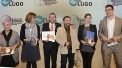 Los pol�ticos, posando con Parada, en la presentaci�n de la nueva gu�a de hosteler�a de Lugo