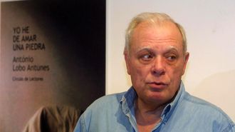Lobo Antunes (1942-2026), cuando present&oacute; su novela &laquo;Yo he de amar a una piedra&raquo; en Madrid, en 2005