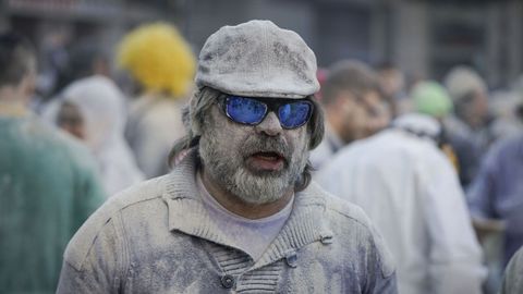 Batalla campal de harina en la Praza Maior de Xinzo