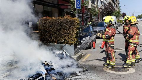 Detalle de un contenedor que se quem� durante la marcha