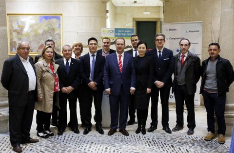 Empresarios chinos y representantes de la CEO posaron en una foro de grupo. 