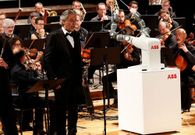 El robot YuMI dirige a la orquesta filarmonica de Luca y al tenor Andrea Bocelli en Pisa