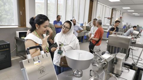 Personal docente de las universidades de Uzbekistn en el campus de Ourense.