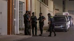 Agentes de la Guardia Civil junto al domicilo del presunto asesino de Roc�o Ca�z