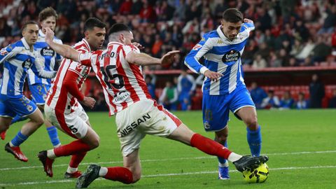 Yeremay trata de avanzar durante un lance del Sporting-Deportivo.