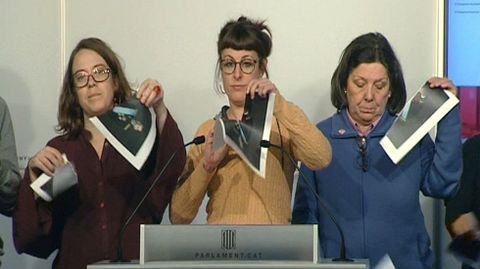 Seis diputados de la CUP rompen en el Parlament la foto del rey