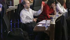 <span lang= es-es >�No estoy solo�</span>. PP, PSOE y BNG recordaron a Gonzalo J�come su soledad tras la renuncia de Susana G�mez. El alcalde le dijo que ni su propia compa�era le hab�a aguantado �sus ocurrencias�. J�come contest� que no estaba solo porque �nos votaron m�s de 4.000 personas� y que la salida de la exedila hac�a m�s fuerte al partido. En la imagen, J�come y la silla vac�a del segundo edil de DO. 
