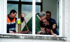 Un vecino se encaden� en el concello en octubre del 2012 para protestar por el ruido.