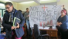 El alcalde fue el primero en abandonar el sal�n tras suspender el pleno por la protesta de familias. 