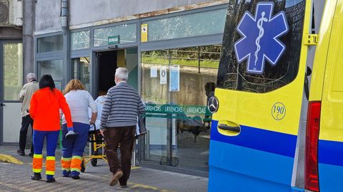 Pacientes y sanitarios en la puerta del servicio de Urgencias del Hospital Montecelo de Pontevedra