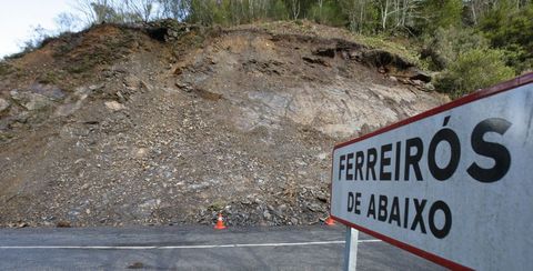 Esta ladera sufre desprendimientos desde principios de a�o y una parte de los escombros vana parar al r�o Ferreir�s. 