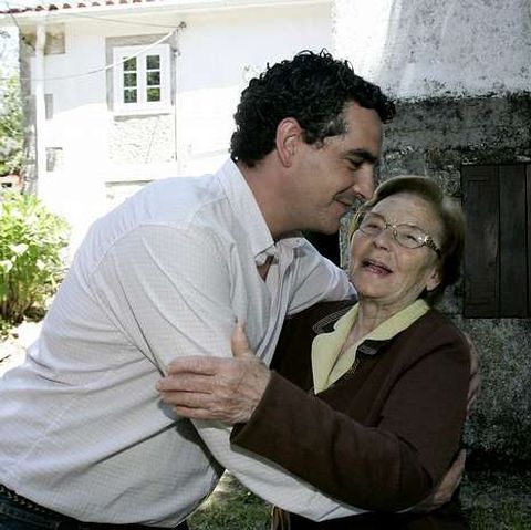 Imaxe do encontro entre Fernando Otero, neto dunha emigrante galega na Arxentina, cunha sobri�a dela en Palas de Rei.