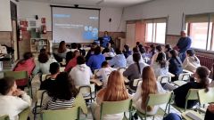 Alumnos participantes en una de las charlas del programa �Con�celas� de Aseica