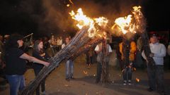 Encendido de las fachas antes de la subida al castro de A Besta en una celebraci�n anterior del festejo