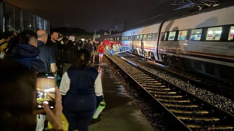 Los pasajeros bajaron del tren averiado para subirse en otro en la estaci�n de Taboadela