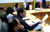 Carballido (con una hoja en la mano) y el alcalde (al fondo) volvieron a enfrentarse en un pleno.