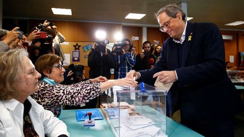 El president de la Generalitat, Quim Torra, en el momento de depositar su voto en un colegio de Barcelona