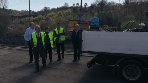 Wenceslao L�pez, Ana Rivas e Iv�n �lvarez sisitan las obras del campo de f�tbol de San Claudio