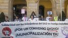 Auxiliares de Ayuda a Domicilio en huelga frente al Ayuntamiento de Gij�n