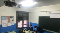 El director general de Ense�anzas Profesionales, Javier Cueli, (sentado) y el director general de Seguridad y Estrategia Digital, Javier Fern�ndez, en un aula digital del IES Do�a Jimena 