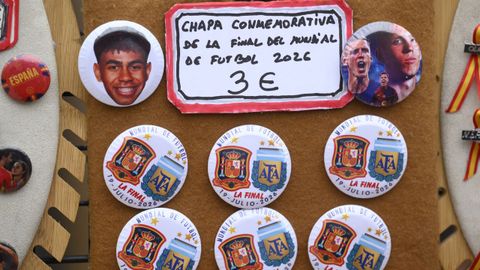 Venta de chapas en la Plaza de la Catedral de Oviedo desde donde cientos de aficionados seguir�n la final del mundial 2026 