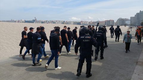 La Polic�a Nacional escoltando este viernes por la ma�ana a un grupo de hinchas del Legan�s por el paseo mar�timo de A Coru�a