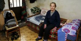 Las paredes del dormitorio de Manuela evidencian las sucesivas inundaciones que padece su vivienda. 