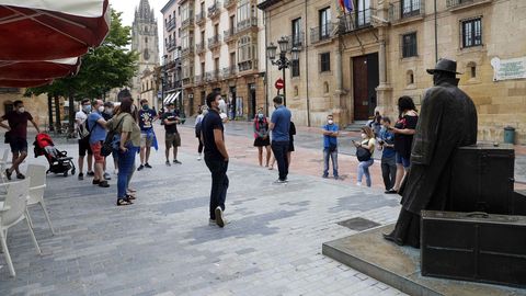 Un grupo de turistas pasea por la plaza del centro de Oviedo