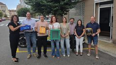 Los concejales de la oposici�n, entregando el desfibrilador en la sede de la Polic�a Local de Barbad�s.