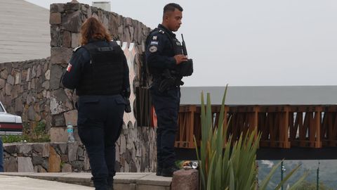 Polic�as en el lugar de crimen