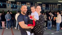Moisés Fonseca y Cynthia Cendán sujetan en brazos a su hijo Theo