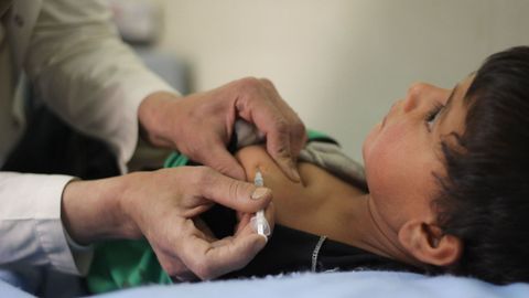 Un nio recibe la vacuna del sarampin dentro de programa de Unicef.