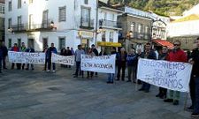 Vecinos de O Freixo se concentraron frente al juzgado de Muros para defender la inocencia de Louro.