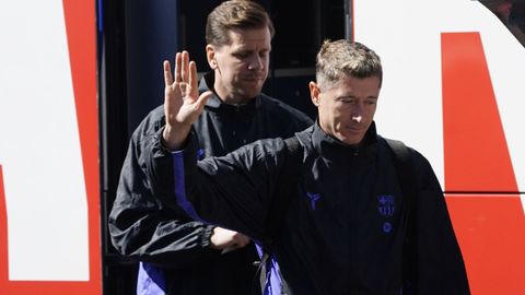 El delantero Robert Lewandowski (d) a la llegada del autob�s del Barcelona al hotel de concentraci�n del equipo este jueves. Oviedo y Barcelona vuelven a medirse en un partido de la m�xima categor�a 24 a�os despu�s