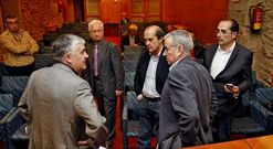 En junio se celebr� una asamblea (en la foto), que retras� el final hasta despu�s del verano.