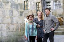 Yara Vieira, Isabel Mor�n y Souto en la r�a da Moeda Vella, uno de los lugares que destacan. 