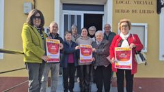 Presentaci�n de la representaci�n teatral con la asistencia de la alcaldesa Dolores Garc�a y la concejala Mali M�ndez, acompa�ando a representantes de la asociaci�n vecinal