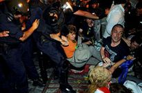 La polic�a arrastra a los manifestantes para permitir salir a los diputados retenidos.