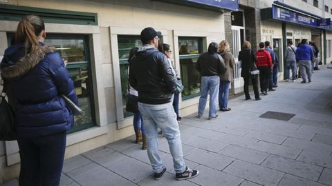 Imagen de archivo de personas haciendo cola en una oficina de empleo gallega