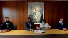Momento de la firma del convenio para la C�tedra San Rafael con la UDC