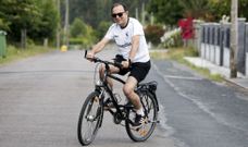 Cuando el trabajo se lo permite, Julio Mart�nez coge la bici y se pierde por los caminos que enlazan Mandi� y Covas. 