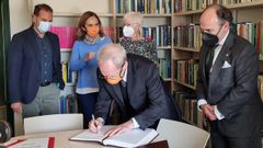 De izquierda a derecha, Fernando Rubiera, coordinador del Grupo RegioLAB; Carmen Benavides, decana de la Facultad de Econom�a y Empresa, Adriana y Geoffrey Hewings, e Ignacio Villaverde, rector de la Universidad de Oviedo