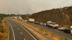 La A-52, cortada en A Gudia por los incendios